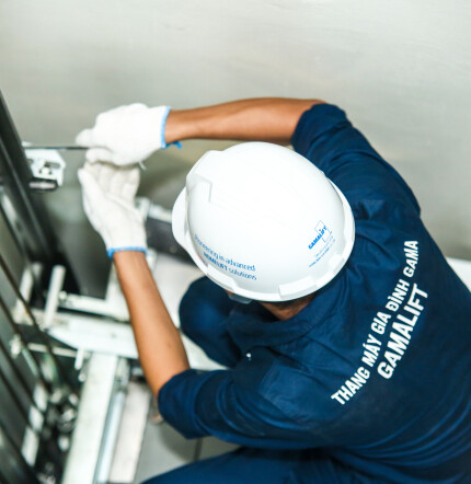 Kỹ thuật viên Gama Service bảo trì thang máy
