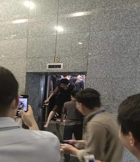 Kẹt thang máy xảy ra với thang máy tải khách cao tầng