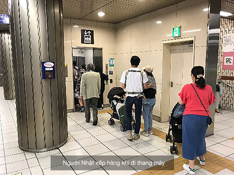Xếp hàng khi đi thang máy là nét văn hóa tốt của người Nhật