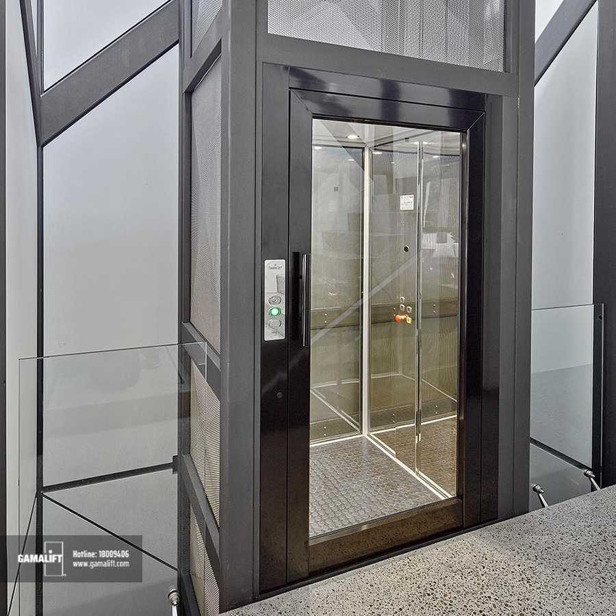 Công trình lắp đặt thang máy mini của GamaLift, cửa mở tay, phong cách tối giản hiện đại